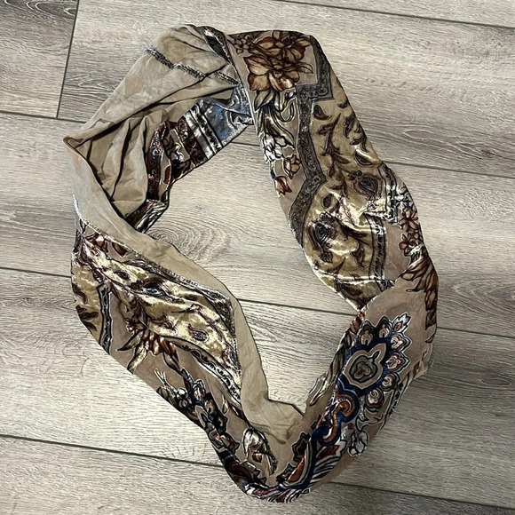 Danier infinity scarf - Picture 2 of 6